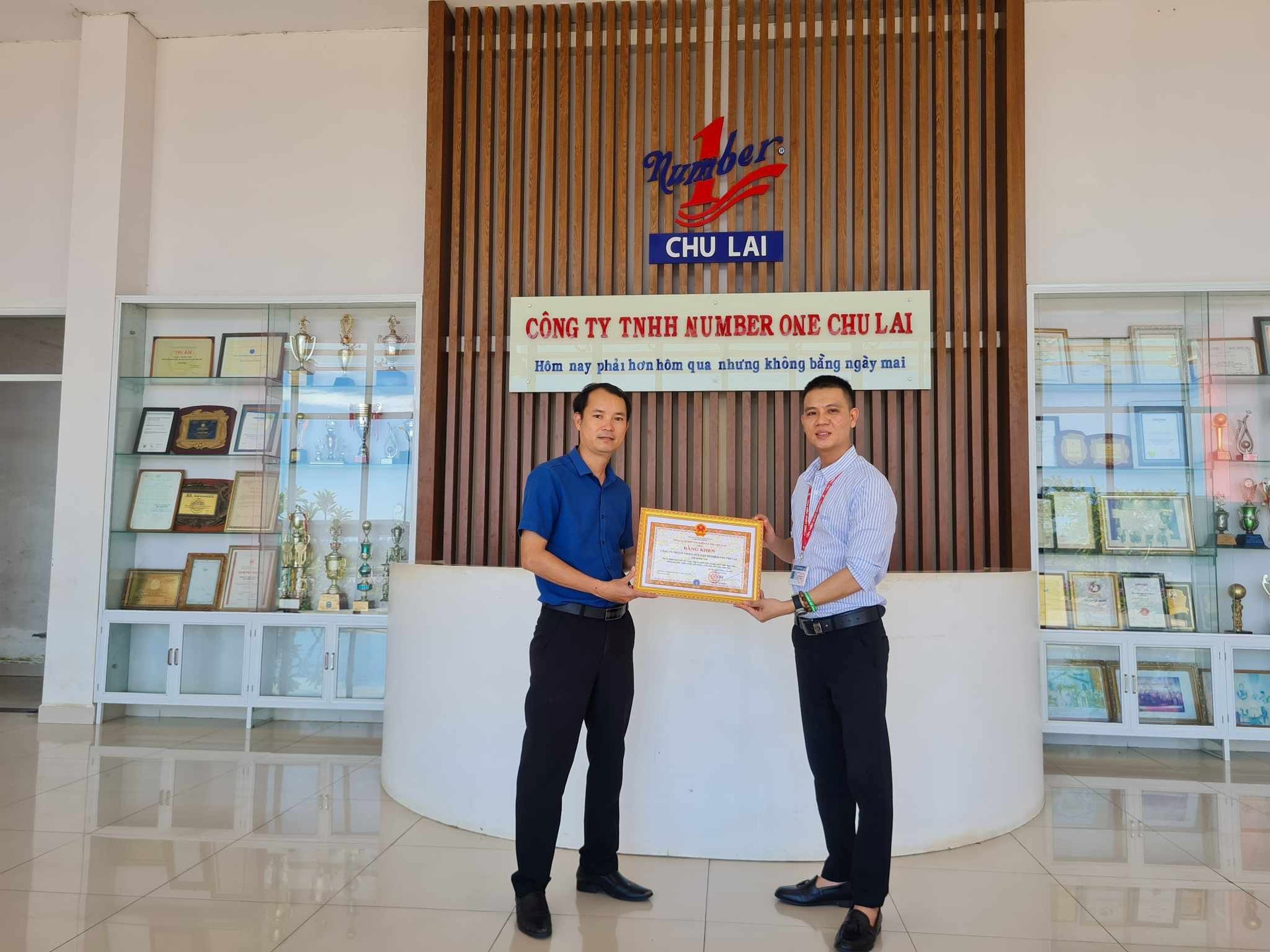 Bảo hiểm xã hội Việt Nam trao bằng khen cho Nhà máy Number One Chu Lai.