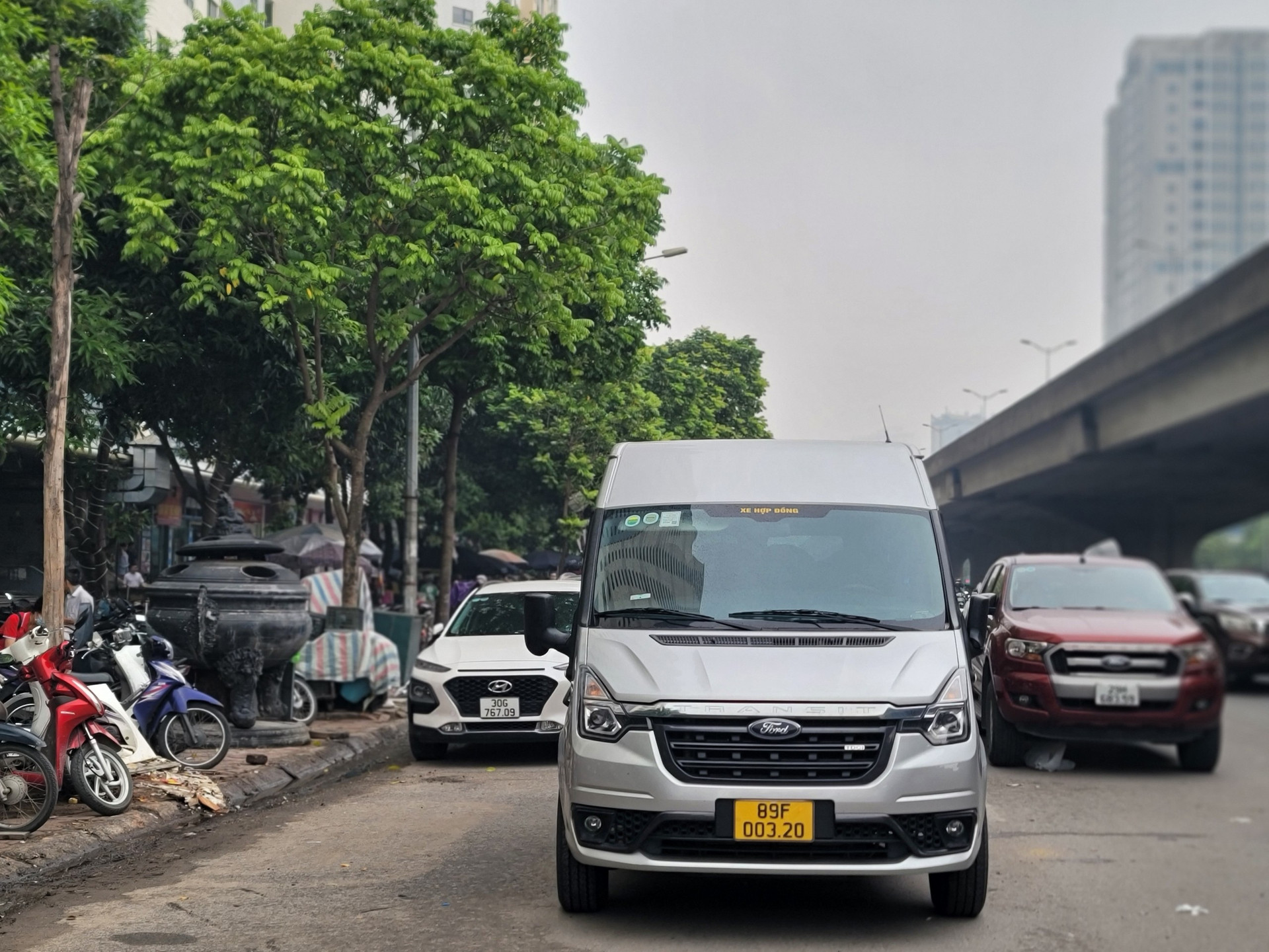 Ngoài ra, khu vực trước khu đô thị Kim Văn - Kim Lũ, ô tô thường xuyên dàn hàng 2, hàng 3 đậu dưới lòng đường, khiến cho tuyến phố trở nên nhếch nhác, lộn xộn và nhiều 