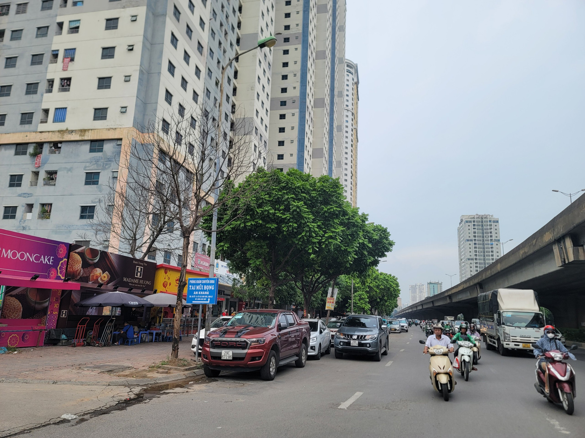 Tuyến phố Nguyễn Xiển - Nghiêm Xuân Yên có mật độ phương tiện lưu thông đông, thường xuyên xảy ra ùn tắc.