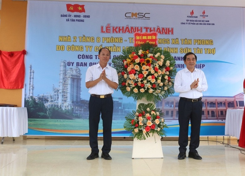 Ông Nguyễn Tiến Thành - Phó Bí thư Thường trực Tỉnh ủy, Chủ tịch HĐND tỉnh tặng hoa chúc mừng nhà trường.