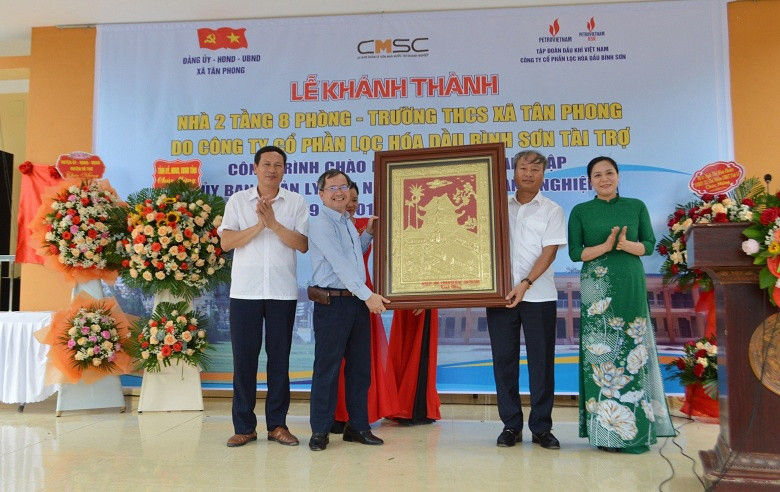 Đại diện lãnh đạo huyện Vũ Thư tặng bức tranh biểu tượng chùa Keo để cảm ơn BSR đã tài trợ xây dựng công trình.