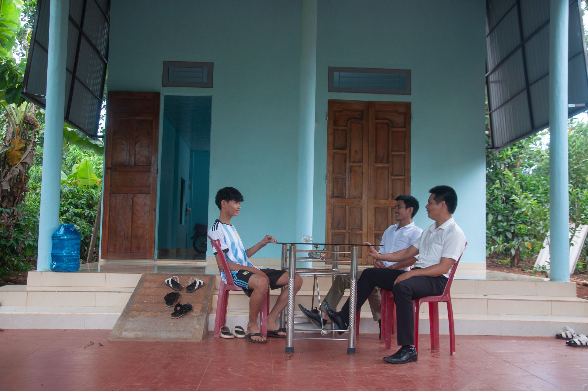 Cháu Ngô Văn Suy ngồi trò chuyện cùng khách tới thăm nhà.