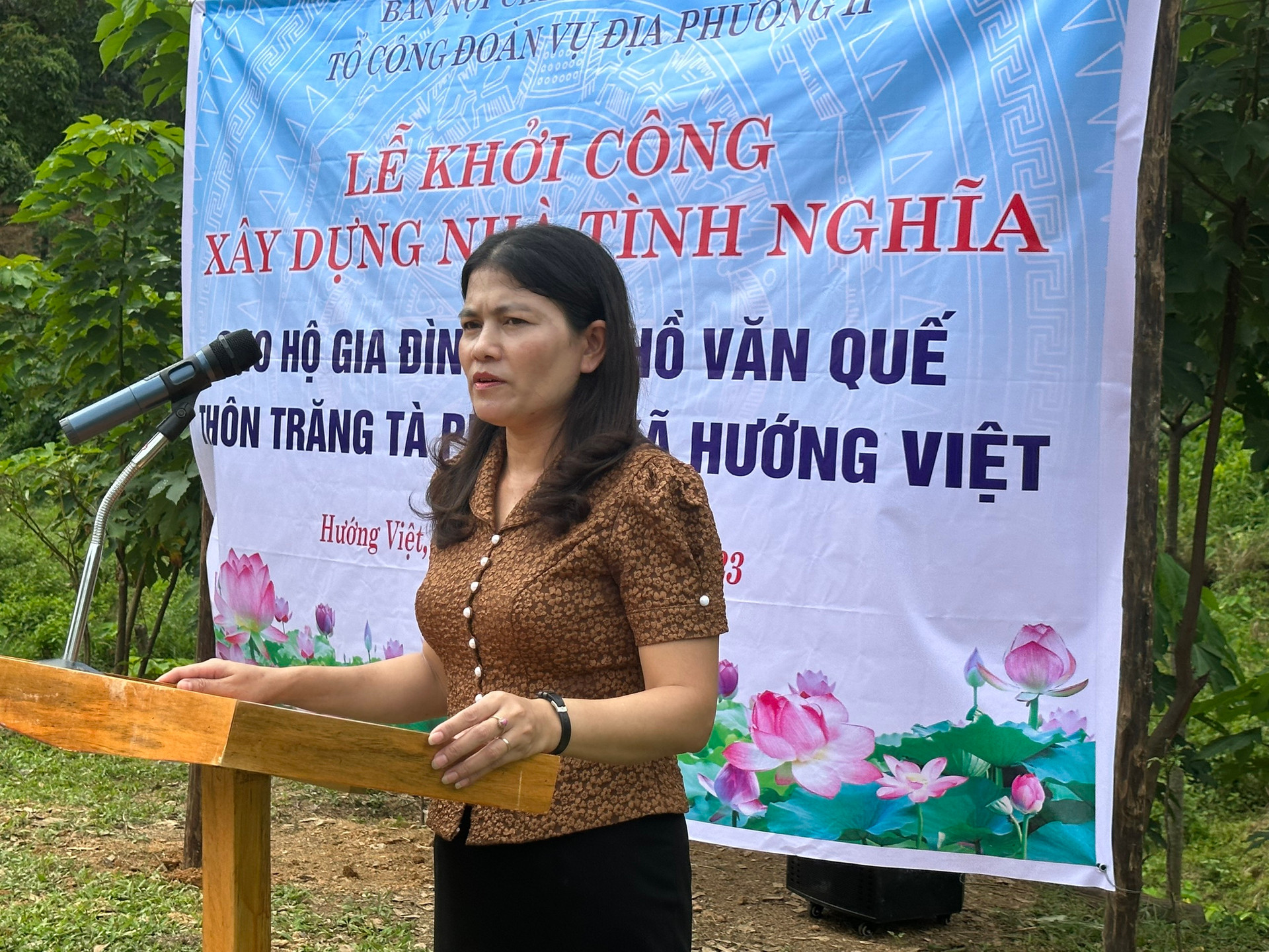 Bà Ly Kiều Vân phát biểu tại lễ khởi công xây nhà tình nghĩa cho hộ ông Hồ Văn Quế.