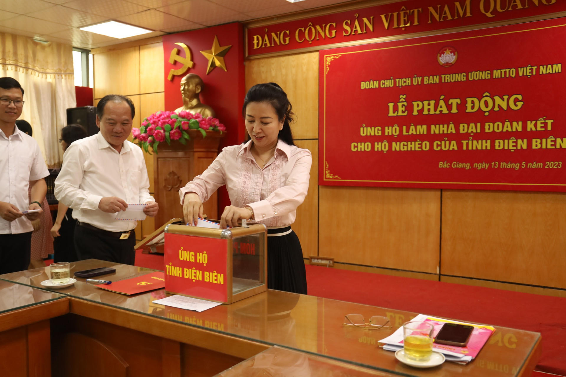 Lãnh đạo Tỉnh ủy, Ủy ban MTTQ tỉnh ủng hộ tại Lễ phát động trực tuyến toàn quốc ủng hộ làm nhà Đại đoàn kết cho hộ nghèo tỉnh Điện Biên.
