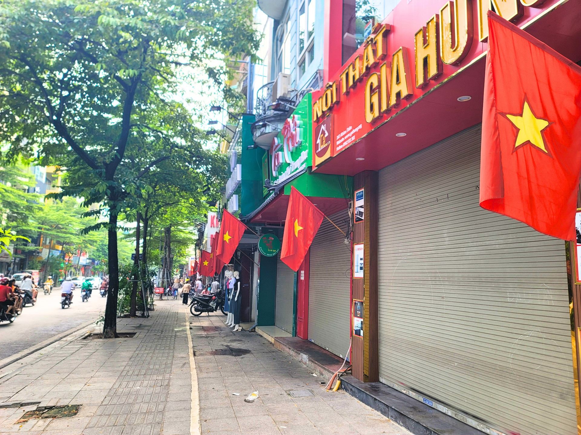 Hoà chung không khí tưng bừng chào mừng 78 năm Cách mạng Tháng Tám và Quốc Khánh 2/9, người dân ở nhiều khu phố treo cờ tổ quốc trước cổng nhà.