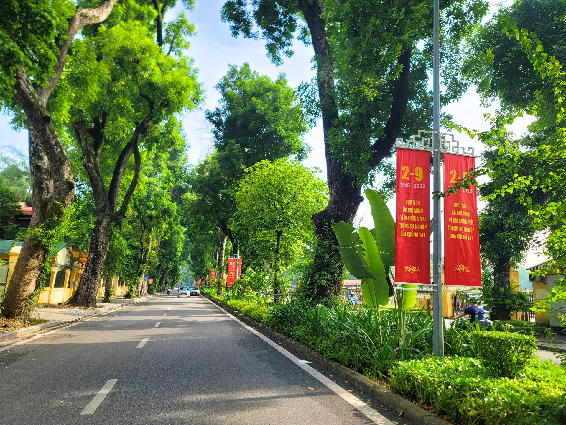 Những ngày cuối tháng 8, các tuyến phố của Thủ đô Hà Nội được trang hoàng rực rỡ cờ hoa, pano, băng-rôn chào mừng kỷ niệm 78 năm Cách mạng tháng Tám và Quốc khánh 2/9. 