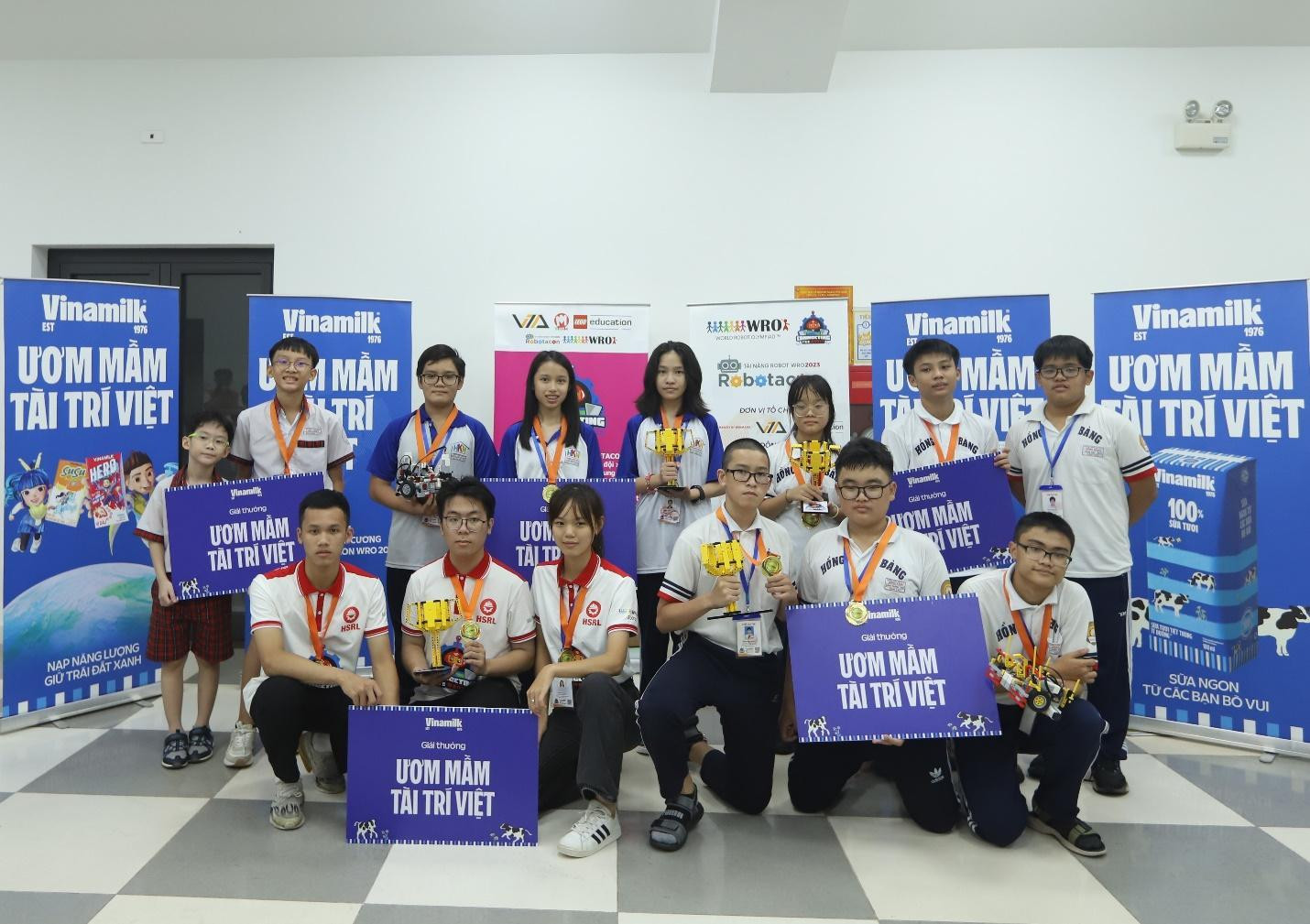 Các đội vô địch 5 bảng hào hứng nhận giải thưởng “Ươm mầm tài trí Việt” từ Vinamilk.