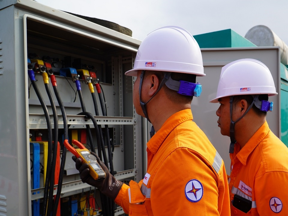 Điện lực TP Hạ Long kiểm tra thông số kỹ thuật đảm bảo cung cấp điện an toàn, liên tục.