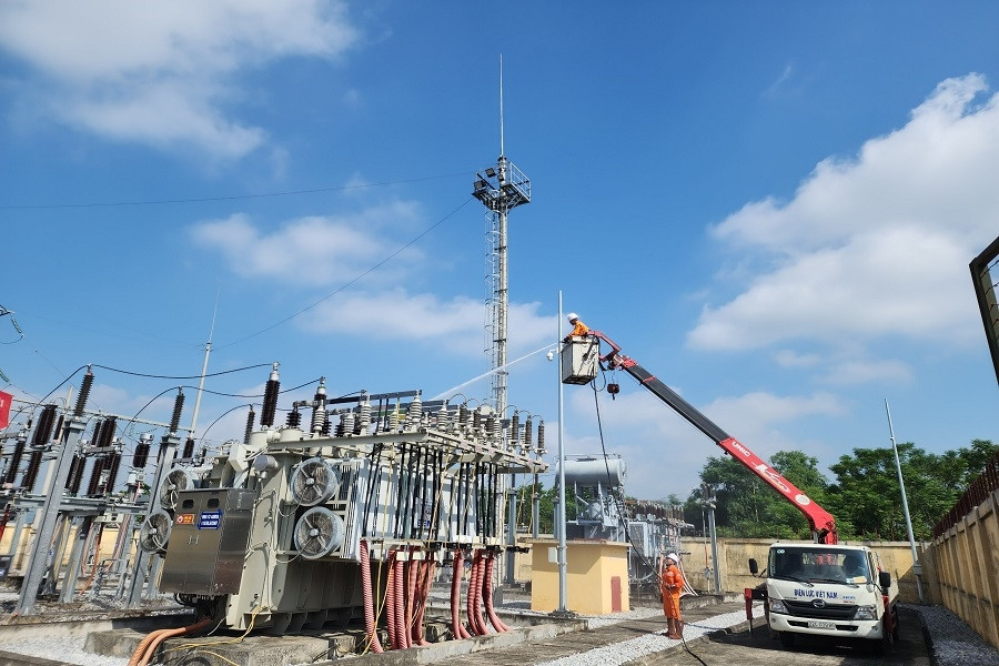 Đội quản lý vận hành lưới điện cao thế Tuyên Quang vệ sinh cách điện bằng công nghệ hotline.