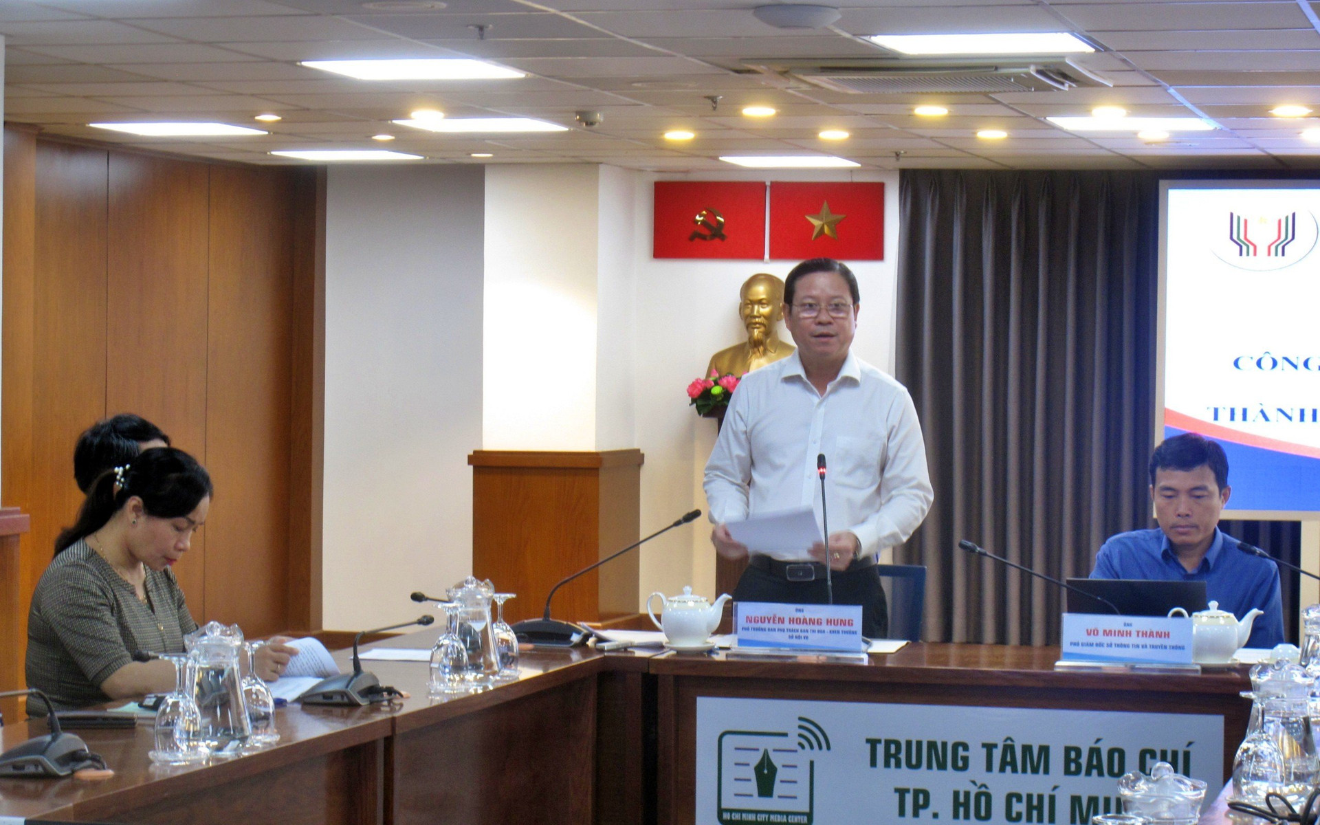 Ông Nguyễn Hoàng Hưng - Phó Trưởng ban thường trực Ban Thi đua - Khen thưởng TP HCM (Sở Nội vụ) thông tin tại họp báo.