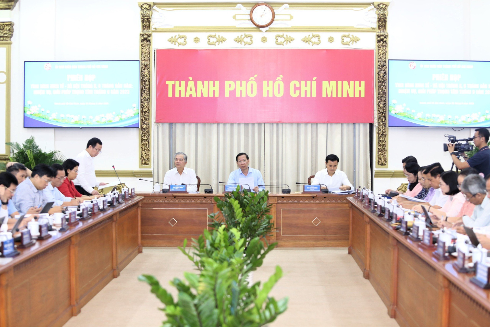 Lãnh đạo UBND TP HCM chủ trì phiên họp kinh tế - xã hội tháng 8.