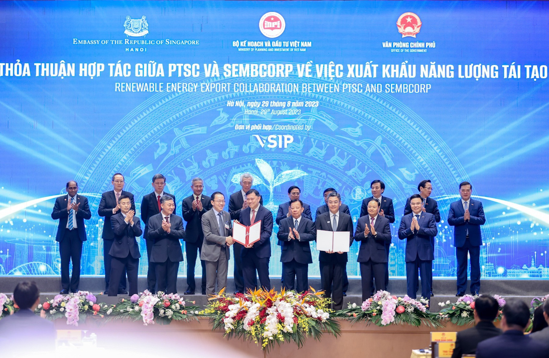 Thủ tướng Chính phủ Việt Nam và Thủ tướng Singapore chứng kiến trao nhận giấy phép khảo sát cho dự án điện gió ngoài khơi tại Việt Nam.
