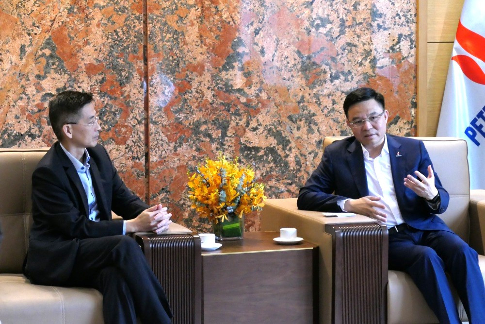 Tổng Giám đốc Petrovietnam Lê Mạnh Hùng trao đổi cùng ông Wong Kim Yin - Tổng Giám đốc Sembcorp Industries (Singapore) về hợp tác phát triển năng lượng xanh.