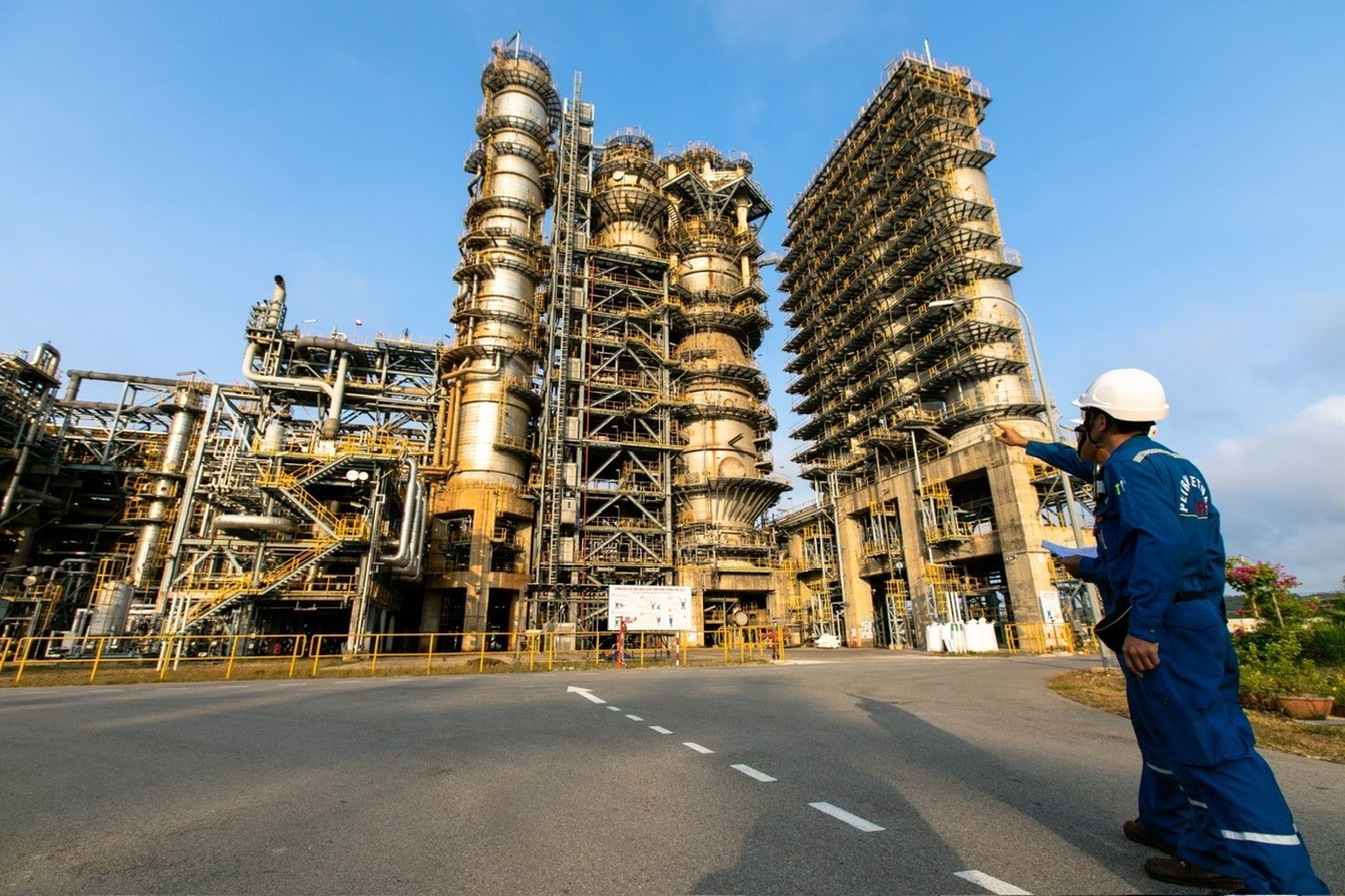 Các kỹ sư kiểm tra thiết bị tại nhà máy lọc dầu Dung Quất – nhà máy lọc dầu đầu tiên của đất nước.