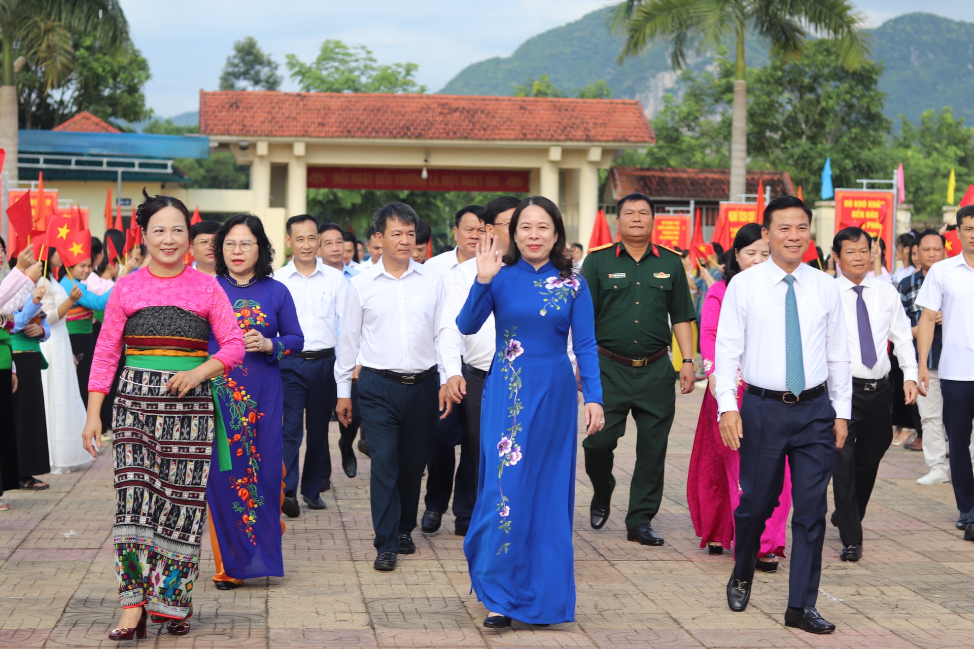 Phó Chủ tịch nước Võ Thị Ánh Xuân dự lễ khai giảng tại Trường THPT Dân tộc nội trú Ngọc Lặc.