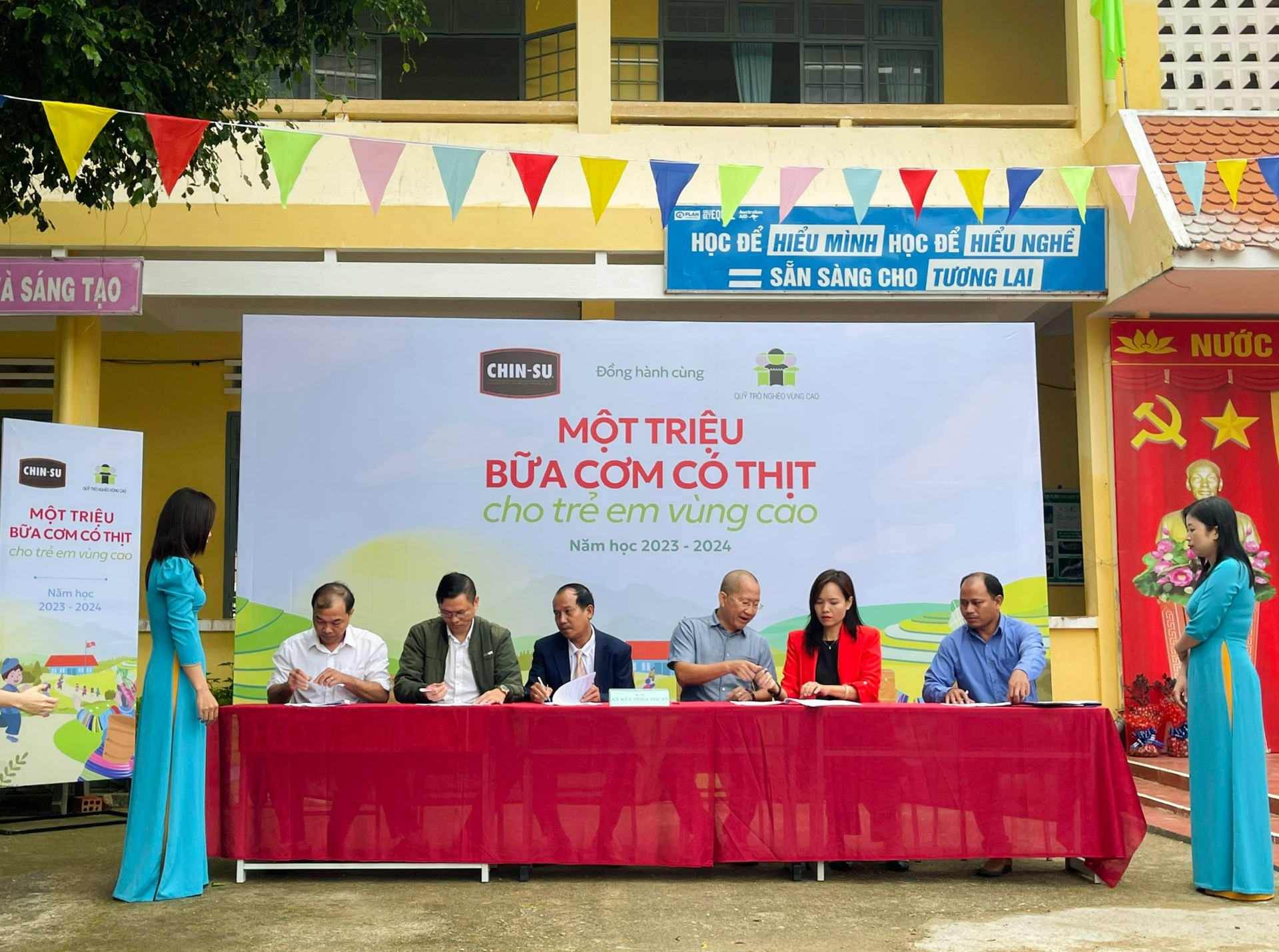 Ký kết thỏa thuận hỗ trợ giữa Chương trình với đại diện trường, phòng giáo dục, xã Măng Cành, Hội phụ huynh học sinh tại trường THCS Măng Cành.