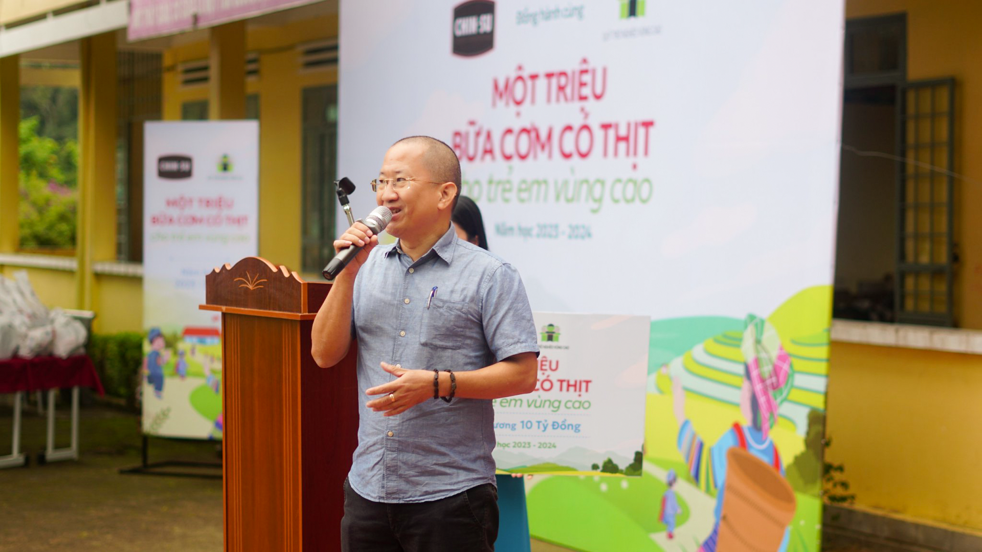 Ông Nguyễn Anh Tú – Phó Chủ tịch Hội đồng quản lý Quỹ kiêm Giám đốc Quỹ Trò nghèo vùng cao chia sẻ tại Lễ khai giảng.