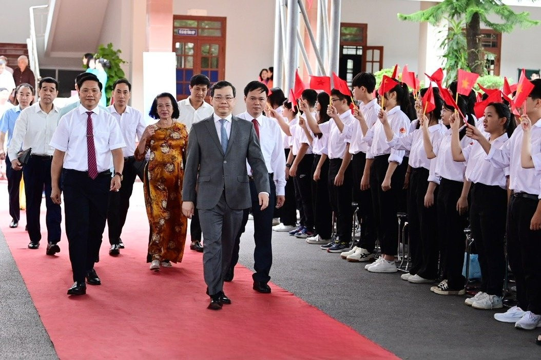 Ông Nguyễn Văn Sơn, Phó Bí thư Tỉnh ủy, Chủ tịch UBND tỉnh Tuyên Quang dự Lễ khai giảng tại Trường THPT Chuyên Tuyên Quang