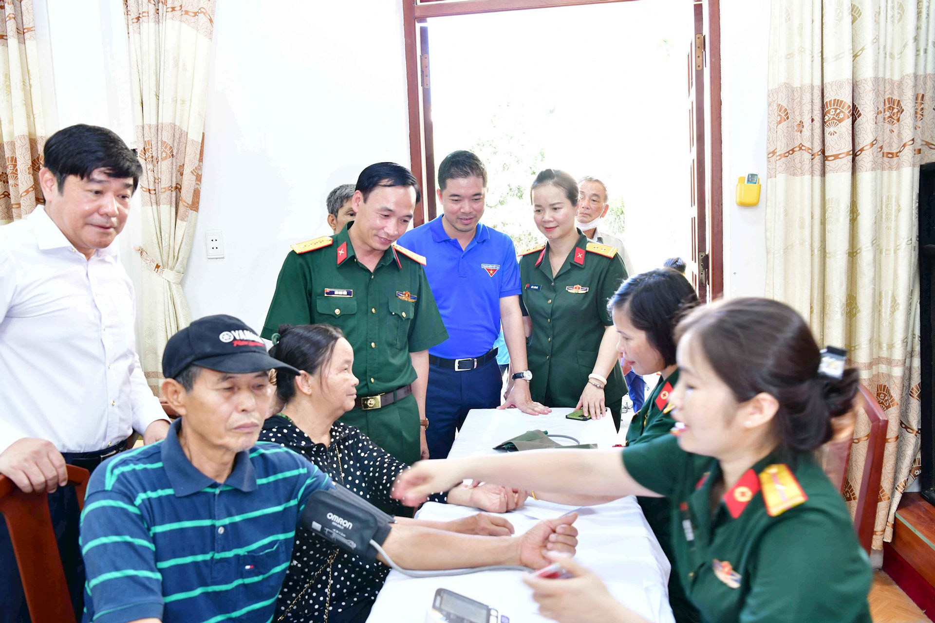 Đoàn Thanh niên KTNN phối hợp tổ chức khám sức khỏe, cấp thuốc và tặng quà đối tượng chính sách trên địa bàn huyện Phúc Thọ. Ảnh TL