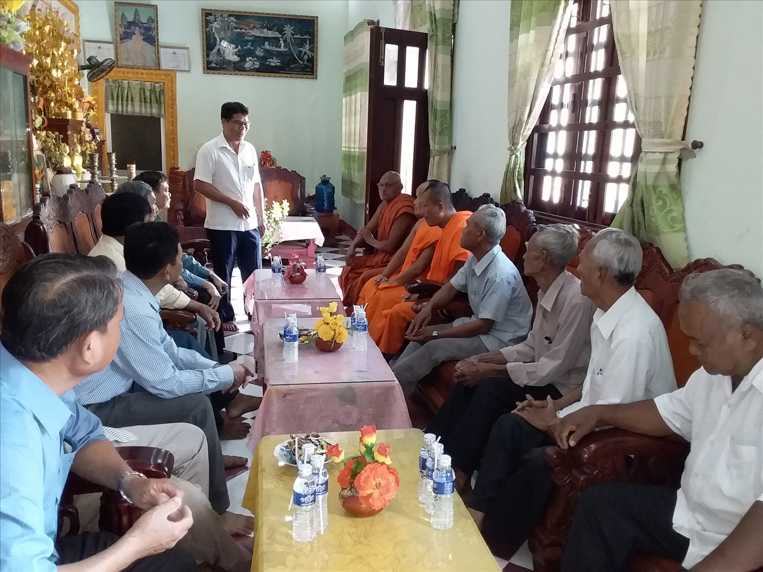 Ông Kiên Ninh, Trưởng Ban Dân tộc tỉnh Trà Vinh thăm hỏi Người có uy nhân dịp tết cổ truyền Chôl Chnam Thmây năm 2023.