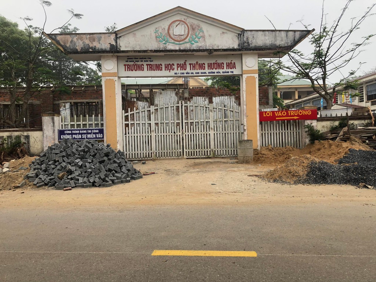 Trường THPT Hướng Hóa đề nghị Công an thị trấn Khe Sanh vào cuộc làm rõ việc một nữ sinh đang theo học tại đây bị chặn đánh trên đường đến trường.