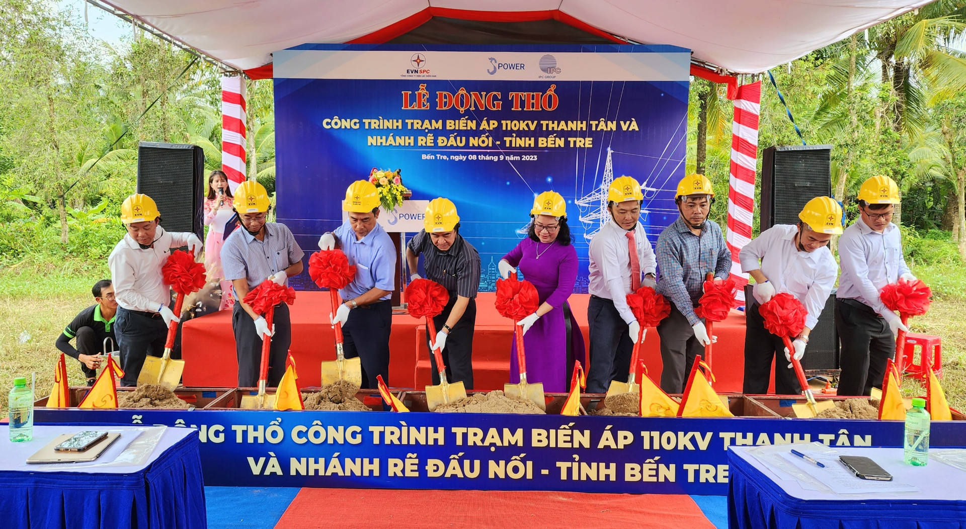Đại diện đơn vị ngành Điện, chính quyền địa phương và đơn vị thi công thực hiện nghi thức động thổ công trình trạm biến áp 110kV Thanh Tân và nhánh rẽ đấu nối.