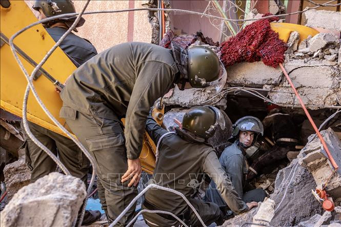 Nhân viên cứu hộ tìm kiếm nạn nhân dưới những đống đổ nát sau trận động đất ở tỉnh Al Haouz, Maroc, ngày 9/9/2023. Ảnh: AFP/TTXVN