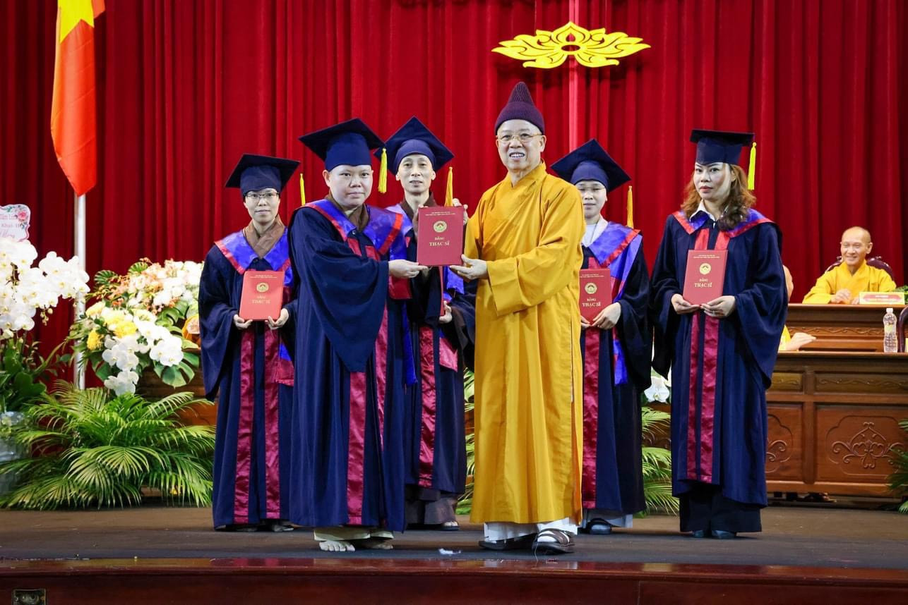 Hòa thượng, TS Phật học Thích Thanh Quyết trao bằng Thạc sỹ Phật học cho các Học viên.