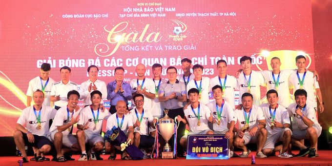 Ban tổ chức lên trao cúp vô địch Press Cup 2023 cho FC Đài Truyền hình Việt Nam.