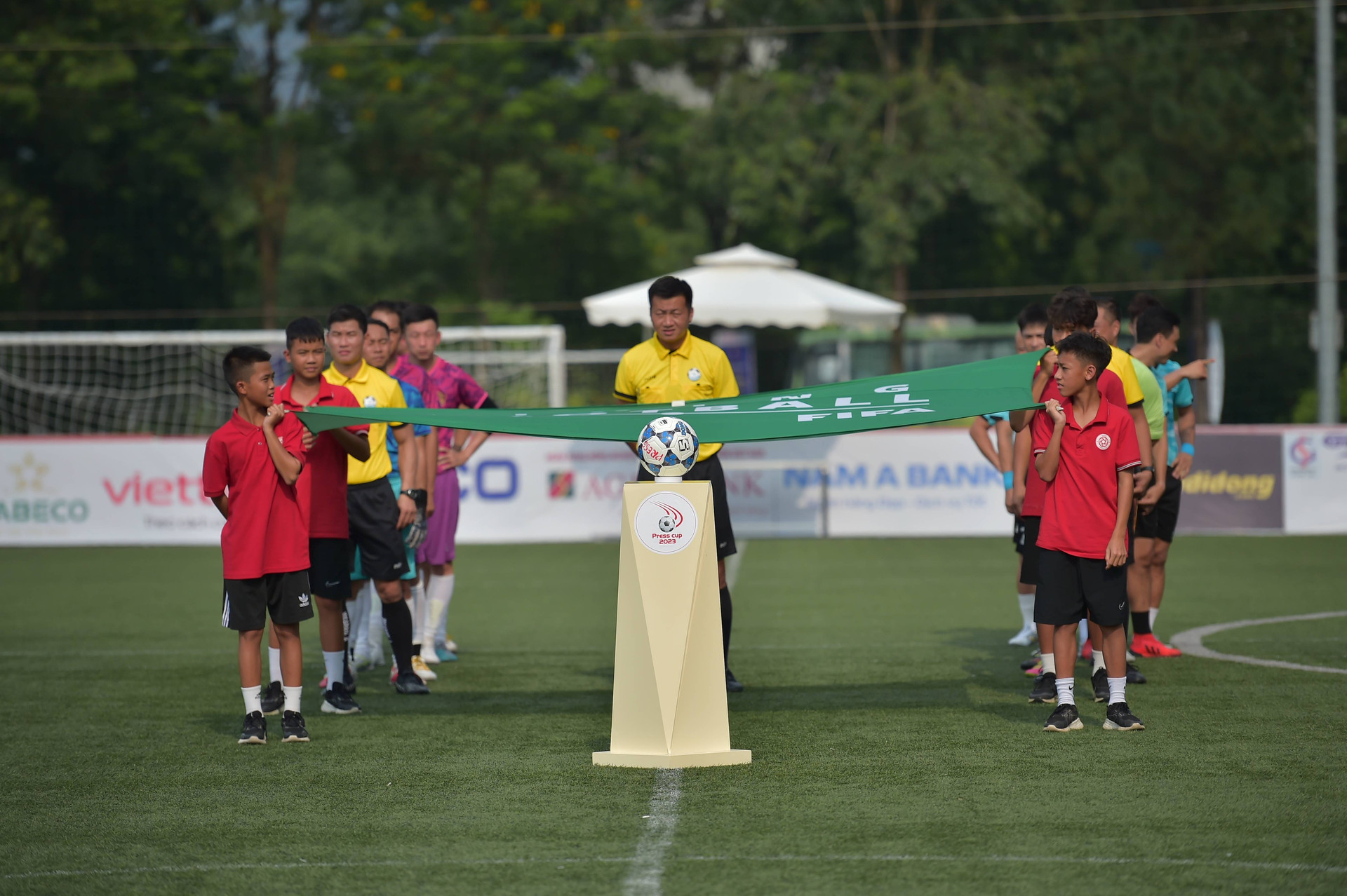 Trước đó, vào chiều 10/9, cầu thủ 2 đội Đài Truyền hình Việt Nam và CLB Phóng viên Đời sống xã hội bước vào trận Chung kết Press Cup 2023.