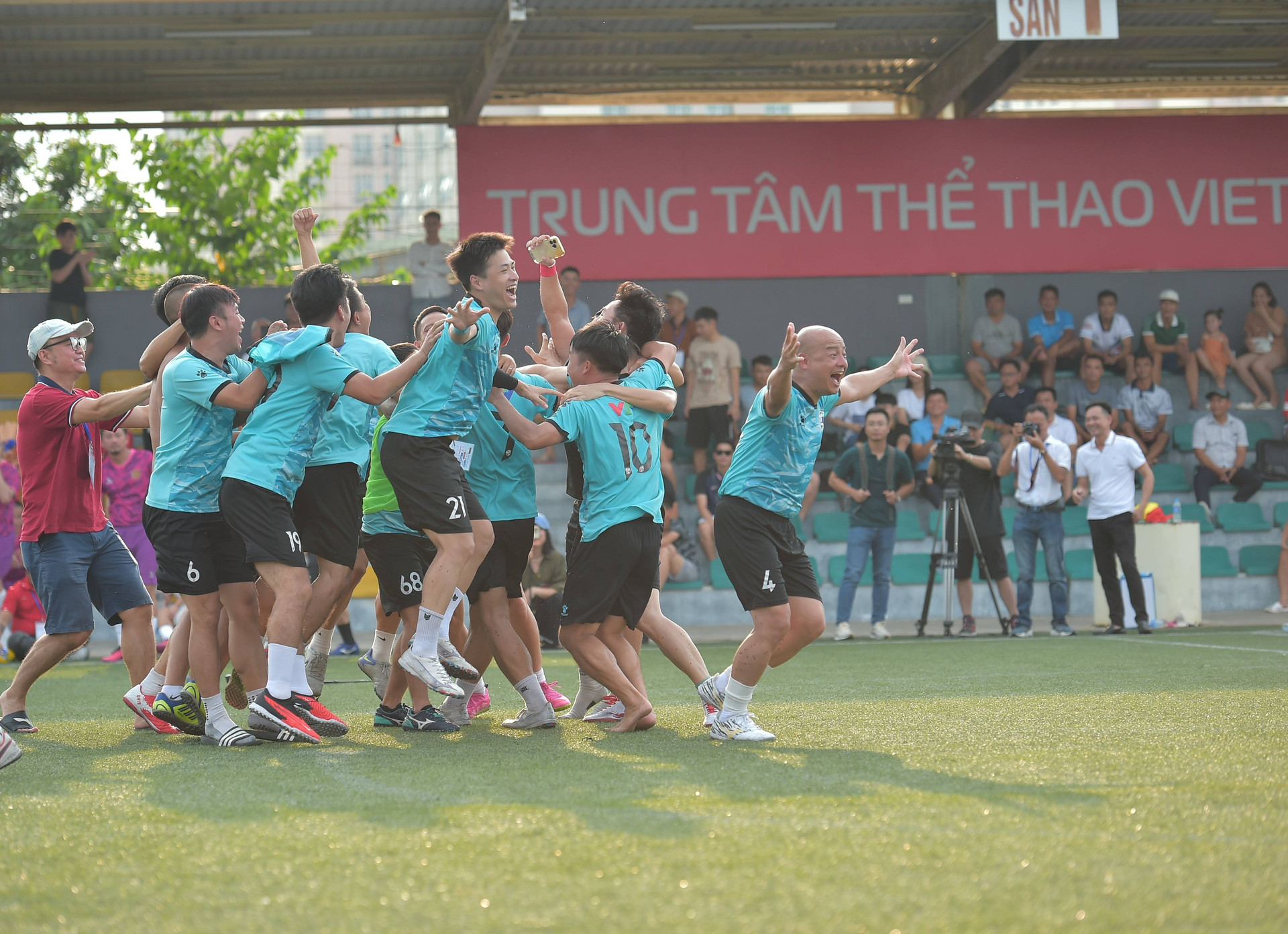 Các cầu thủ Đài Truyền hình Việt Nam VTV vỡ òa cảm xúc, ăn mừng chiến thắng sau khi đánh bại CLB Phóng viên Đời sống xã hội trên loạt sút luân lưu.