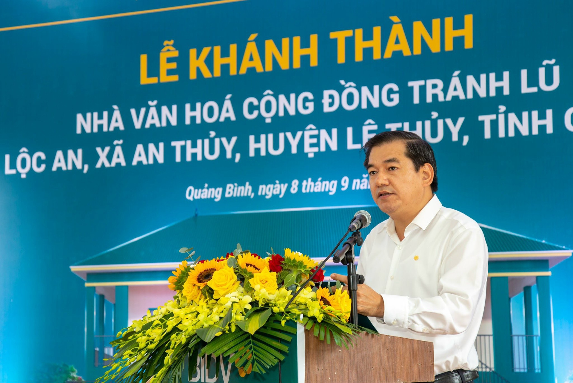 Ông Đặng Văn Tuyên - Ủy viên Hội đồng quản trị BIDV phát biểu tại lễ khánh thành Nhà văn hóa cộng đồng tránh lũ (Quảng Bình).