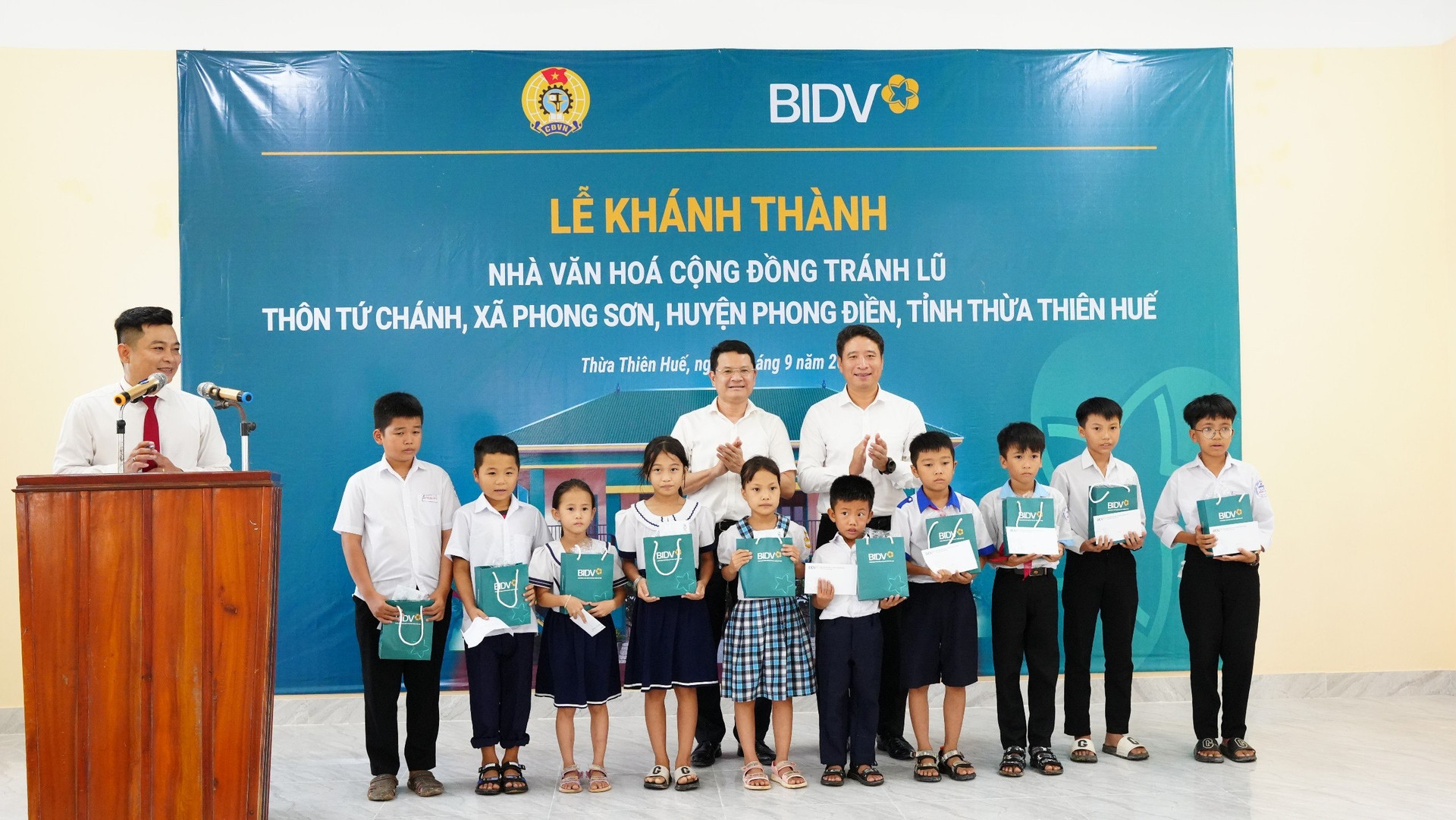 Đại diện BIDV trao quà cho trẻ em có hoàn cảnh khó khăn.