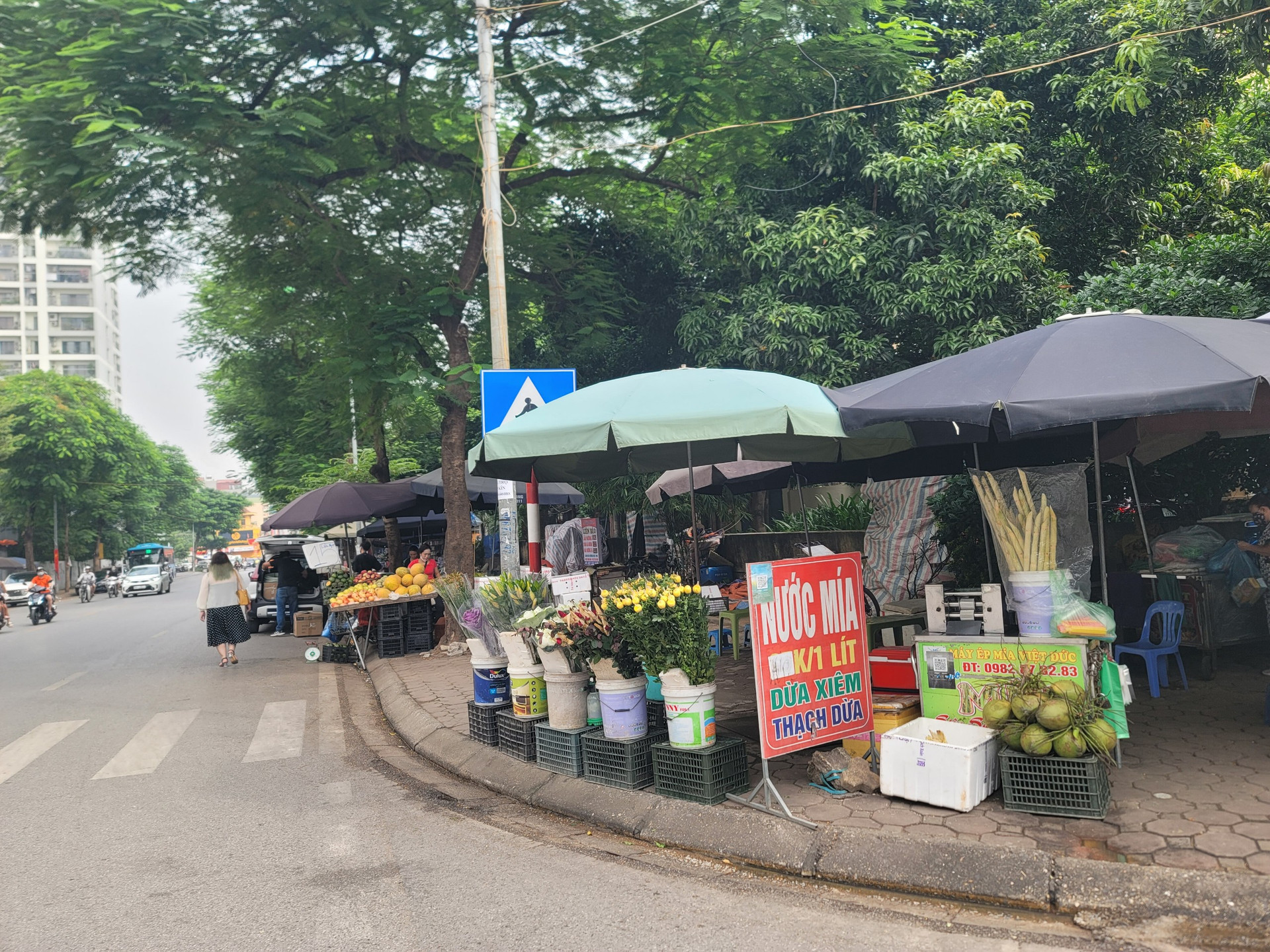 Nhiều khu vực tại đường Xuân La (Tây Hồ, Hà Nội) vỉa hè bị chiếm dụng làm điểm bán hàng.
