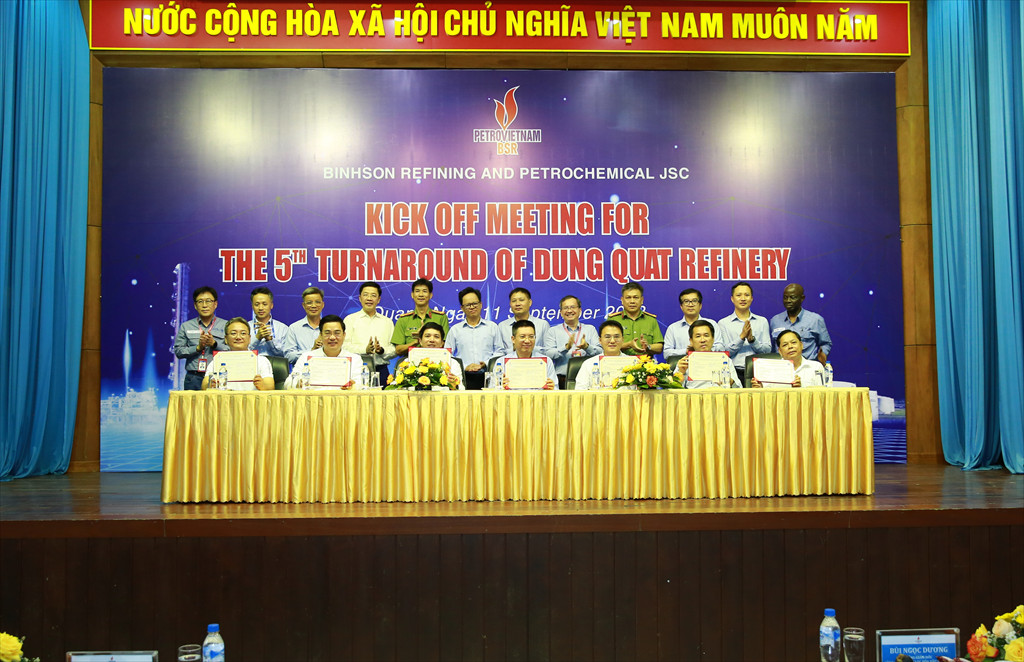 Ông Mai Tuấn Đạt - Phó Tổng Giám đốc BSR (ngồi, hàng giữa) và đại diện lãnh đạo các gói thầu ký Thỏa thuận thi đua thực hiện BDTT lần 5 NMLD Dung Quất.