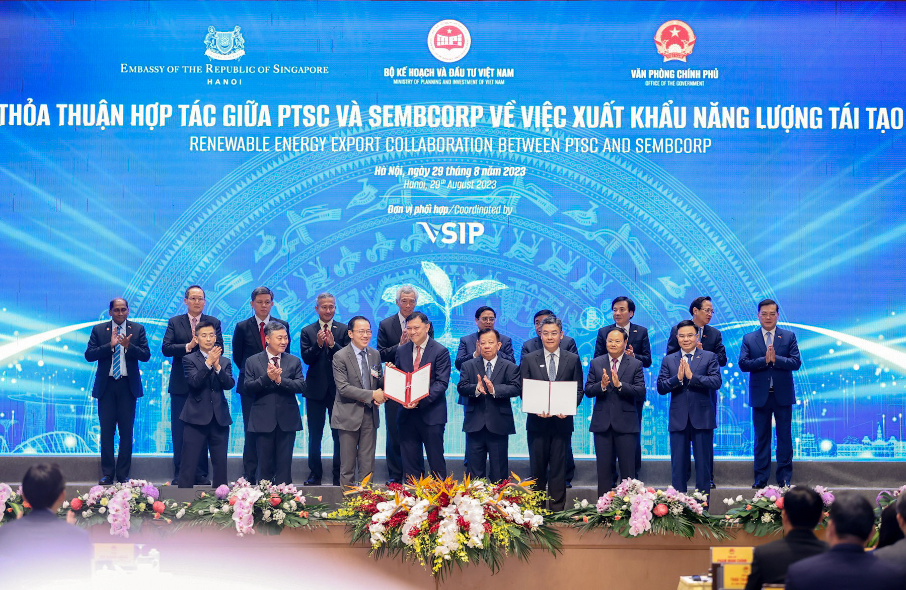 Trước sự chứng kiến của Thủ tướng Chính phủ Việt Nam và Singapore, Liên danh PTSC – Sembcorp được trao giấy phép khảo sát các dự án năng lượng tái tạo ngoài khơi.