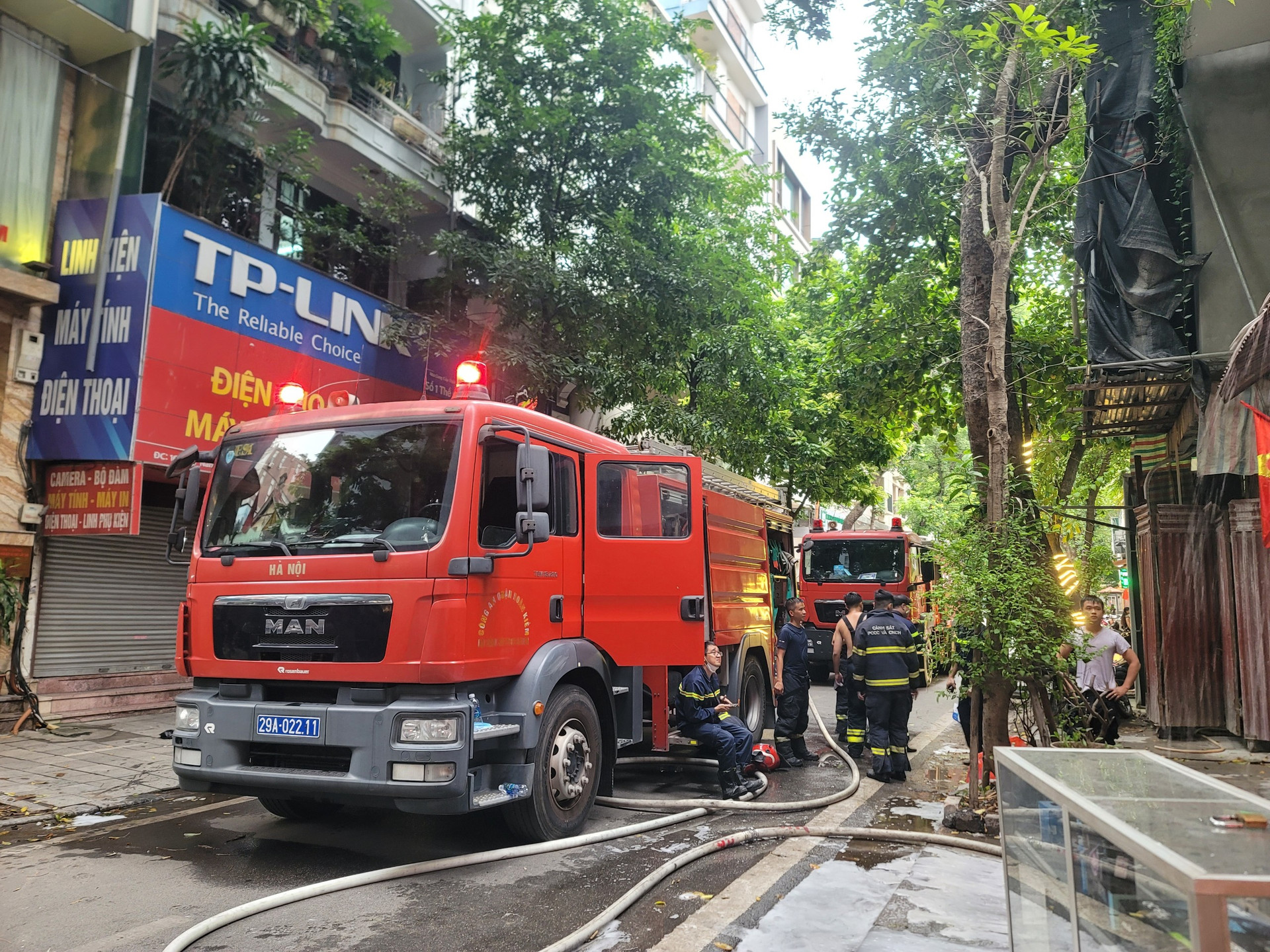 Lực lượng Cảnh sát PCCC quận Hoàn Kiếm đã điều 2 xe chuyên dụng tới hiện trường vụ cháy.