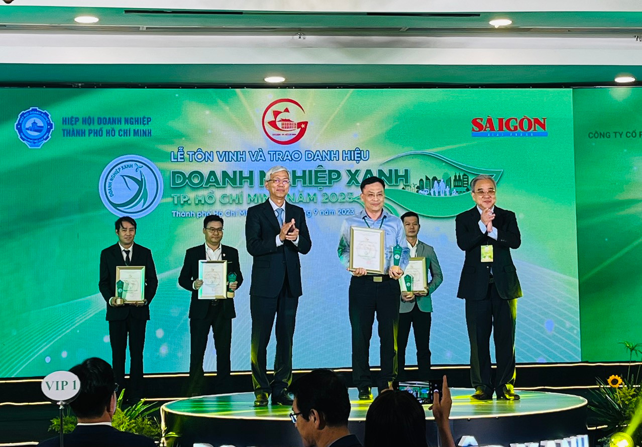 Lãnh đạo UBND TP HCM và Chủ tịch Hiệp hội Doanh nghiệp TP HCM trao danh hiệu xanh và chúc mừng doanh nghiệp.