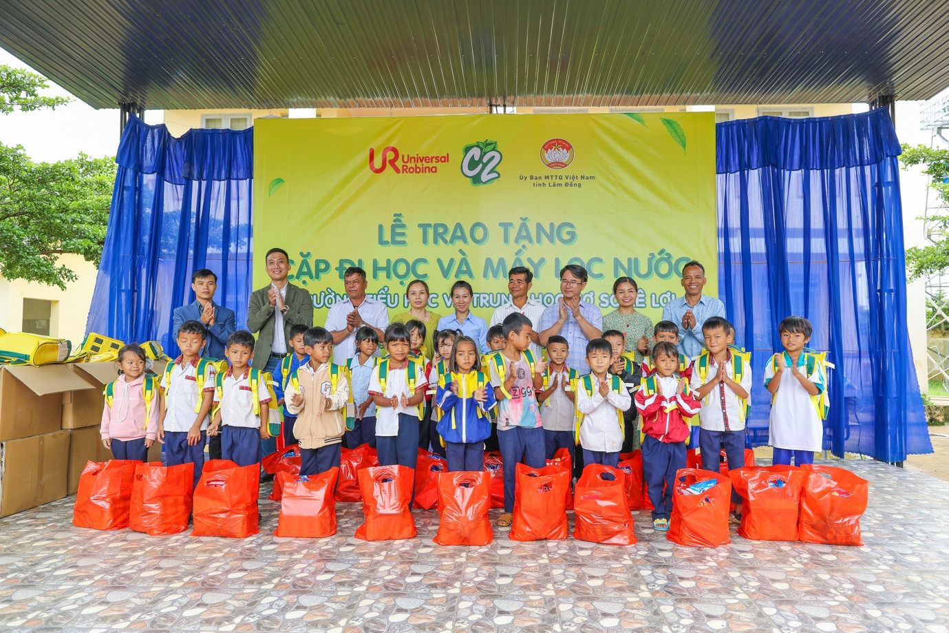 Công ty TNHH URC Việt Nam trao tặng máy lọc nước và cặp đi học cho trẻ em tại Bảo Lâm.