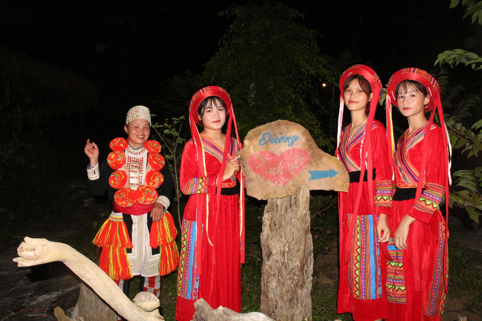 Thiếu nữ Lâm Bình trong trang phục truyền thống hệt như những đóa hoa rừng trinh nguyên, mộc mạc, thân thiện, mến khách.