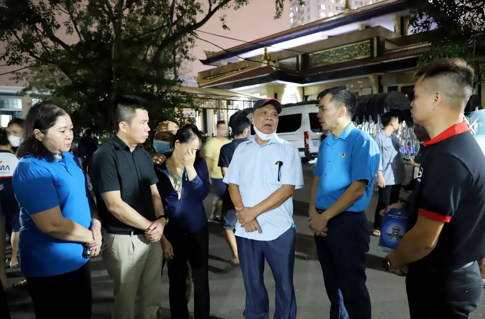Lãnh đạo LĐLĐ thành phố Hà Nội và LĐLĐ quận Hoàng Mai thăm hỏi, động viên, trao hỗ trợ tới thân nhân đoàn viên Phan Thanh Thủy. Ảnh (Mai Quý)