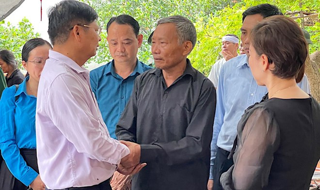 Phó Chủ tịch Tổng LĐLĐVN Phan Văn Anh chia sẻ, động viên gia đình đoàn viên Trần Thị Thịnh. 