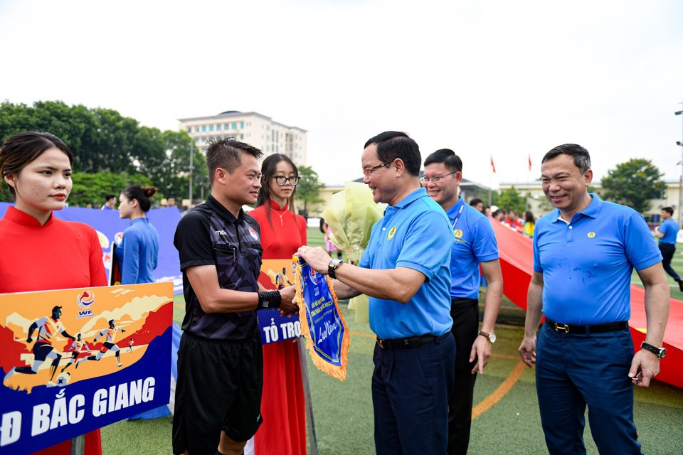 Ông Nguyễn Đình Khang, Ủy viên Trung ương Đảng, Tổng Liên đoàn Lao động Việt Nam tại lễ khai mạc giải bóng đá công nhân lao động năm 2023.