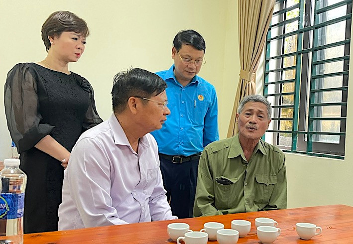Ông Phan Văn Anh - Phó Chủ tịch Tổng LĐLĐVN (bên trái) động viên gia đình đoàn viên Phan Thanh Thuỷ.