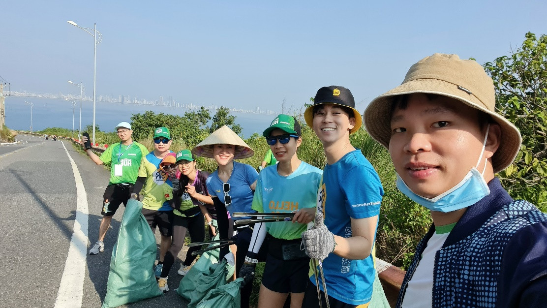 Thành viên Độc lập và nhân viên Herbalife Việt Nam còn dành thời gian tham gia các hoạt động dọn vệ sinh công cộng tại bãi biển và núi Sơn Trà ở Đà Nẵng.