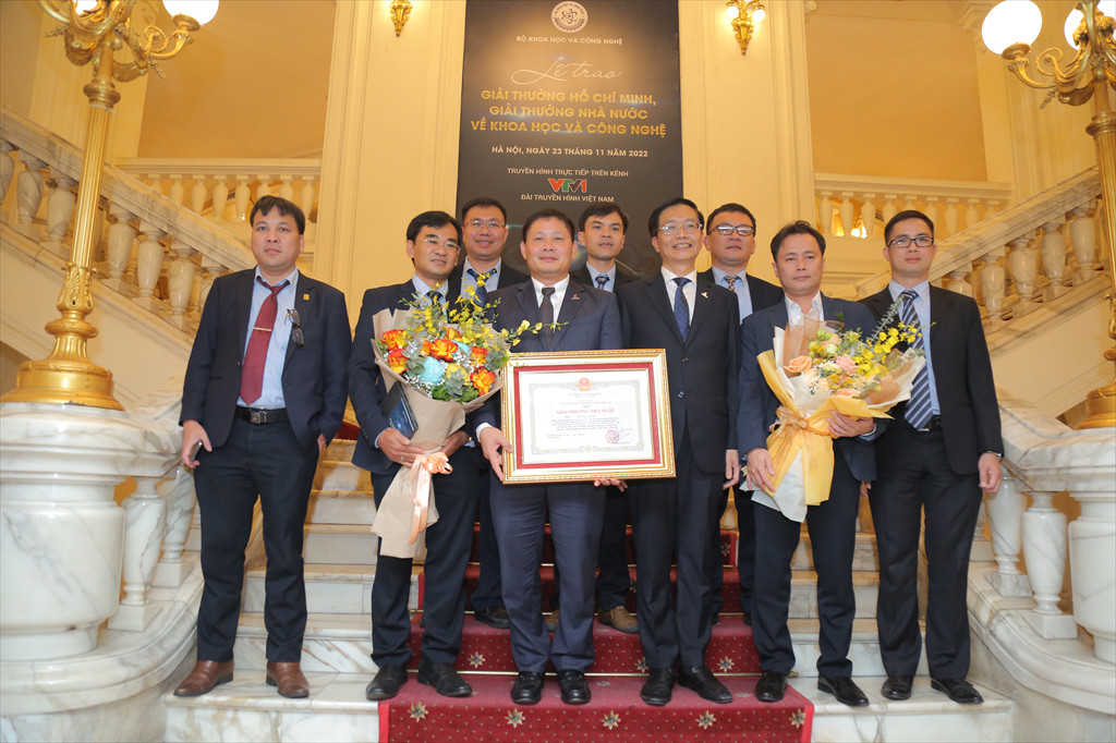 Tập thể cán bộ, kỹ sư BSR nhận giải thưởng Nhà nước về KHCN 2022.