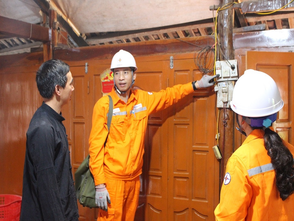 Hướng dẫn khách hàng sử dụng điện an toàn, chống chập cháy nổ tại các nhà sàn bằng gỗ nằm trong khu du lịch cộng đồng huyện Bắc Sơn.