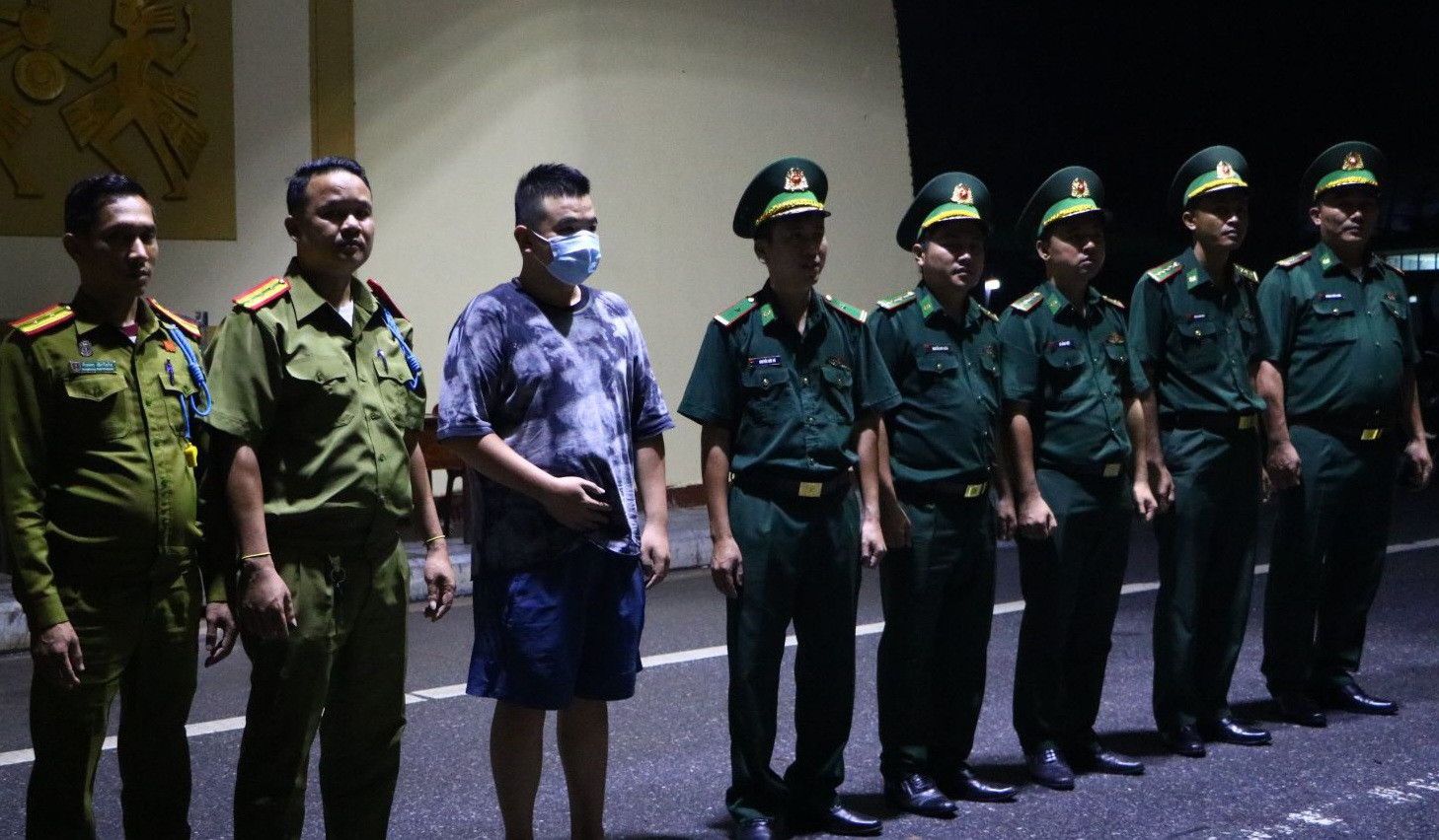 Tiếp nhận thông tin, Đồn Biên phòng Cửa khẩu Quốc tế Lao Bảo phối hợp các lực lượng chức năng tiến hành giải cứu anh Nguyễn Đức D.