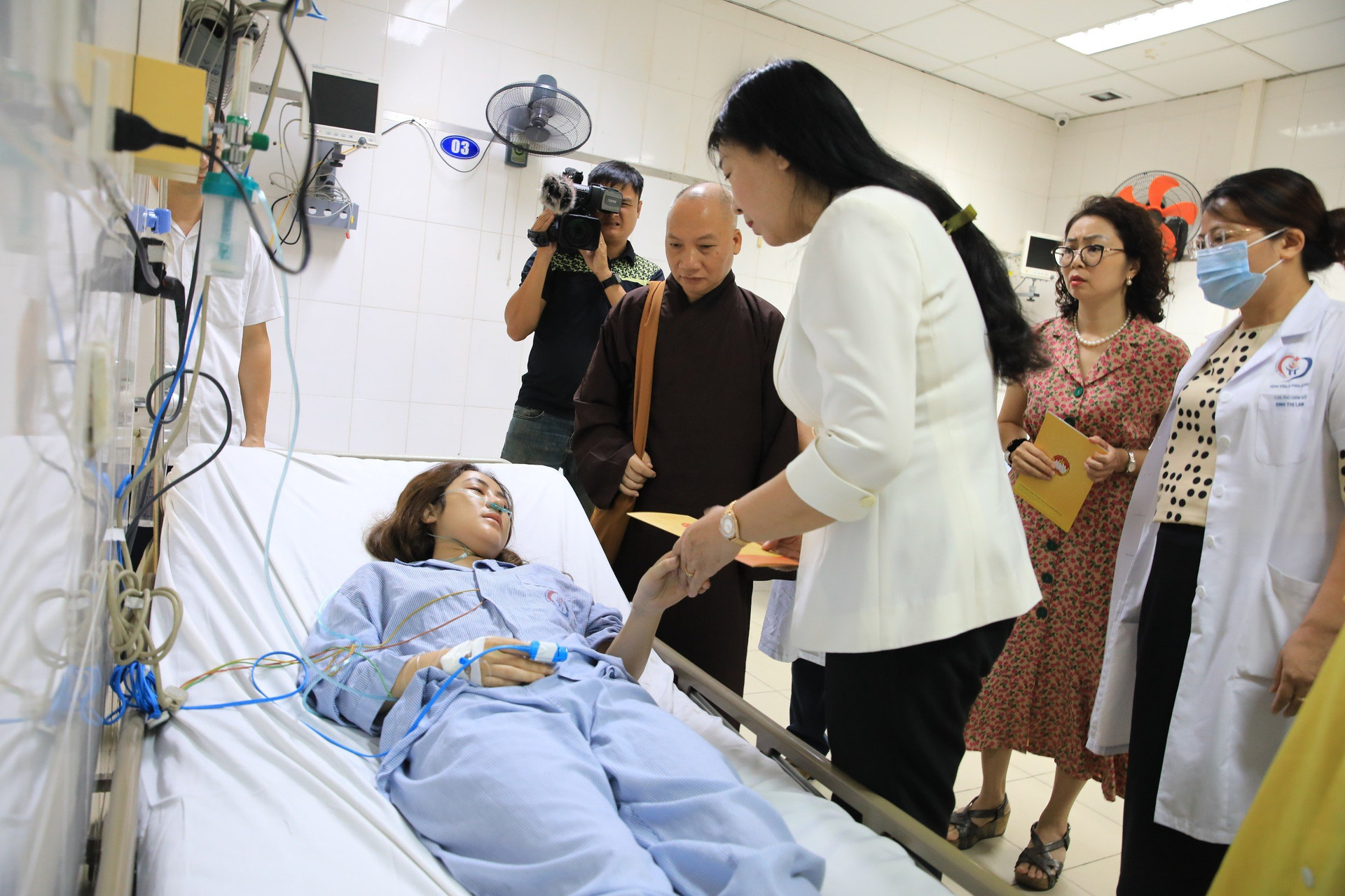Bà Nguyễn Lan Hương, Chủ tịch Ủy ban MTTQ Việt Nam thành phố Hà Nội thăm hỏi người bị nạn. 