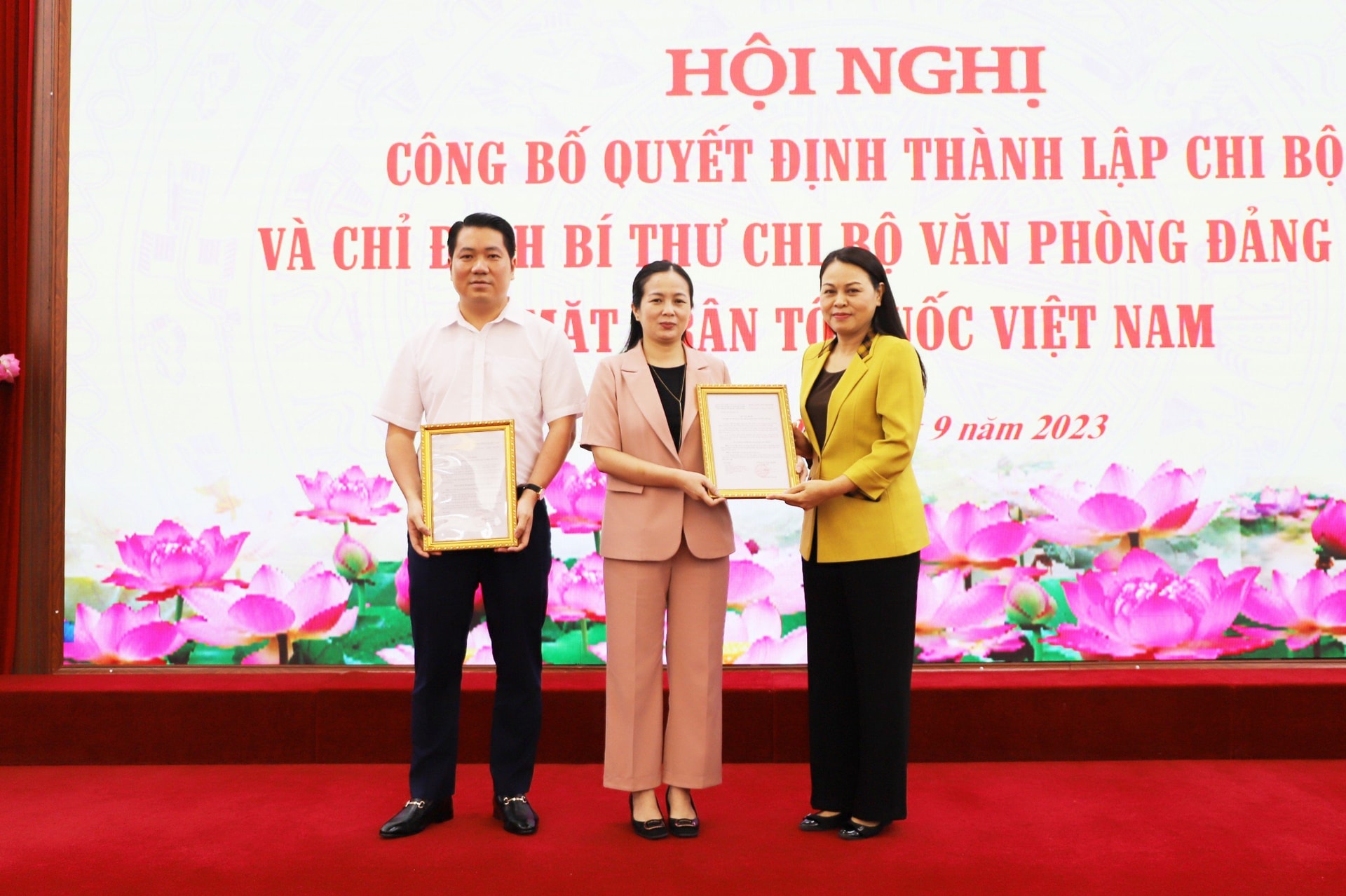 Ủy viên Trung ương Đảng, Phó Chủ tịch - Tổng Thư ký Ủy ban Trung ương MTTQ Việt Nam trao quyết định thành lập Chi bộ và Chỉ định Bí thư Chi bộ Văn phòngChi bộ Văn phòng Đảng đoàn MTTQ Việt Nam. 